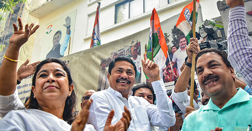 കസബപേട്ട് ഉപതെരഞ്ഞെടുപ്പിലെ കോണ്‍ഗ്രസ് വിജയം പ്രവർത്തകർക്കൊപ്പം ആഘോഷിക്കുന്ന പിസിസി പ്രസിഡന്റ് നാനാ പടോലെ