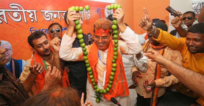 മണിക് സാഹ പ്രവർത്തകർക്കൊപ്പം വിജയാഘോഷത്തിൽ. (PTI Photo)