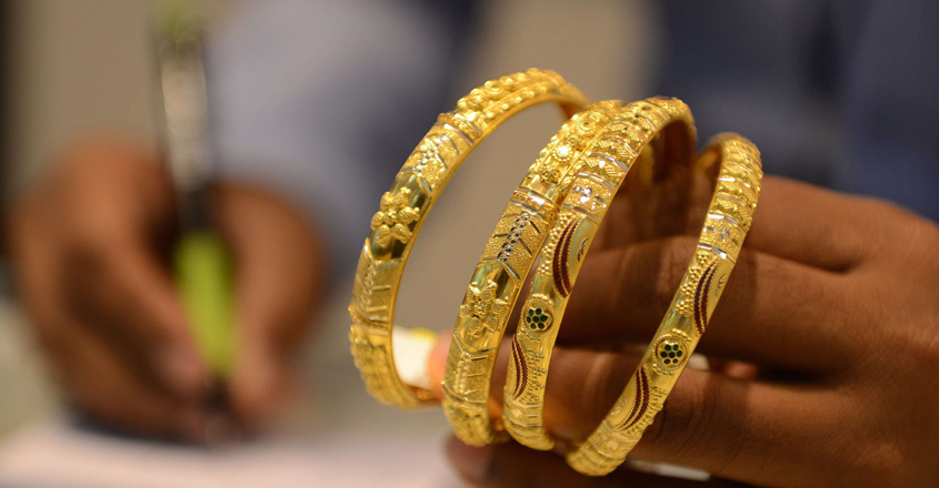 gold-bracelets-at-a-jewelle