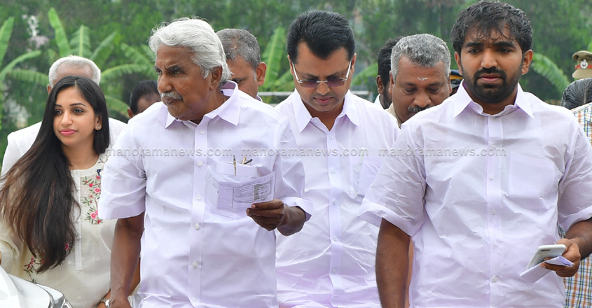 Oommen-Chandy-with-his-fami