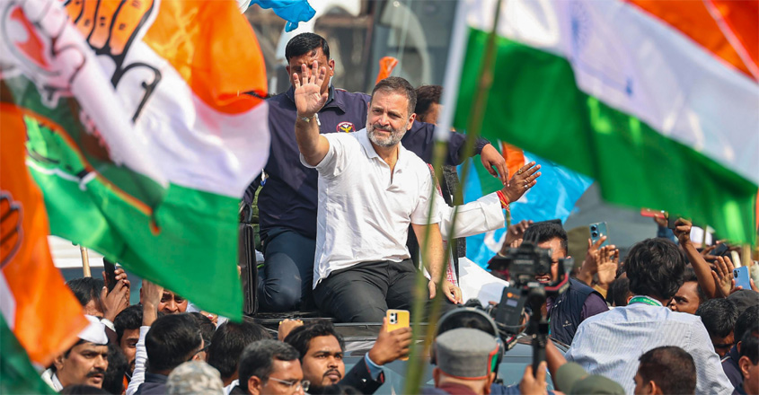 Rahul-Gandhi-waves-at-suppo