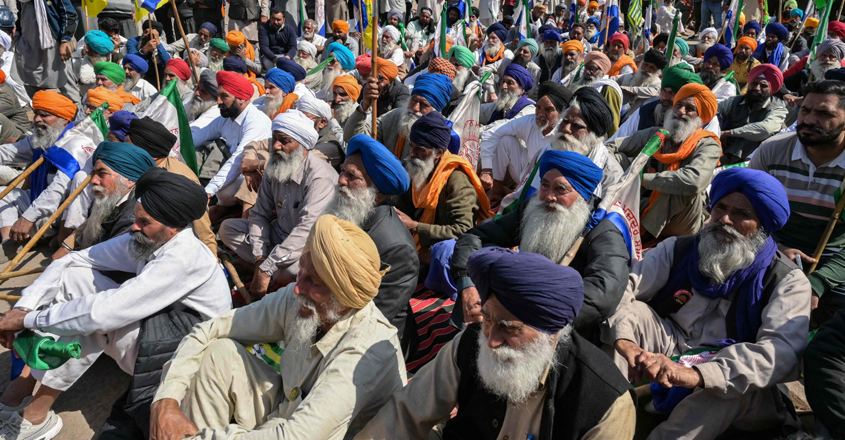 Farmers gather during an ongoing protest to demand minimum crop prices, near the Punjab-Haryana state border at Shambhu in Patiala district on February 22, 2024. Thousands of Indian farmers last week launched what they have dubbed "Delhi Chalo", or "March to Delhi", to demand a law to fix a minimum price for their crops, in addition to other concessions including the waiving of loans. (Photo by Narinder NANU / AFP)