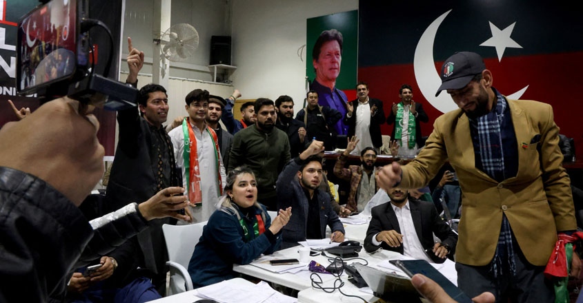 PAKISTAN-ELECTION/ Pakistan Tehreek-e-Insaf (PTI) supporters watch the general election results at a PTI office in Islamabad, Pakistan February 8, 2024. REUTERS/Gabrielle Fonseca Johnson