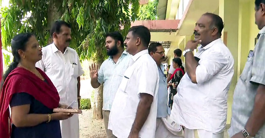 ഇടുക്കി കരിമണ്ണൂര്‍ ഹോളി ഫാമിലി ബൂത്തിലെ വോട്ടര്‍മാര്‍