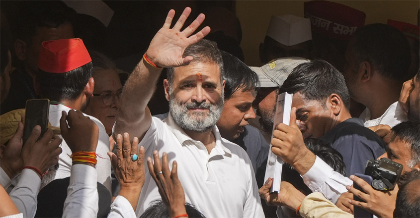 Rahul-Gandhi-waves-to-suppo