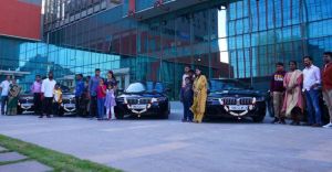 കൂടെ നിന്നവരെ മറന്നില്ല; ജീവനക്കാർക്ക് ബിഎംഡബ്ല്യു കാർ സമ്മാനിച്ച് ഐടി കമ്പനി ഉടമ