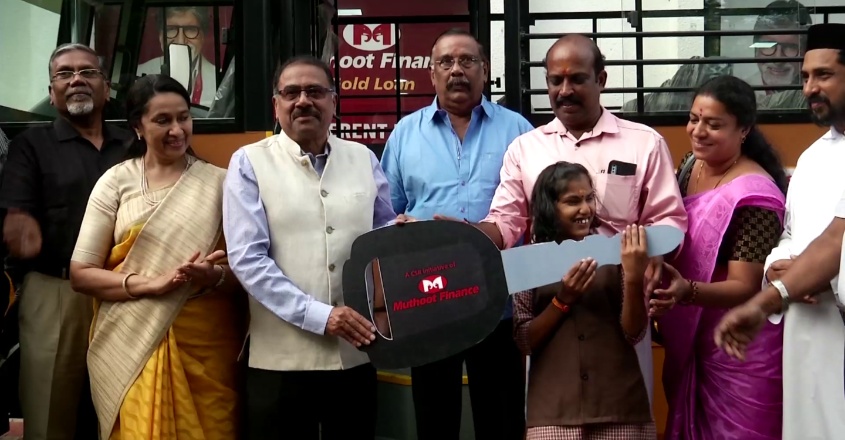muthoot-bus-gift