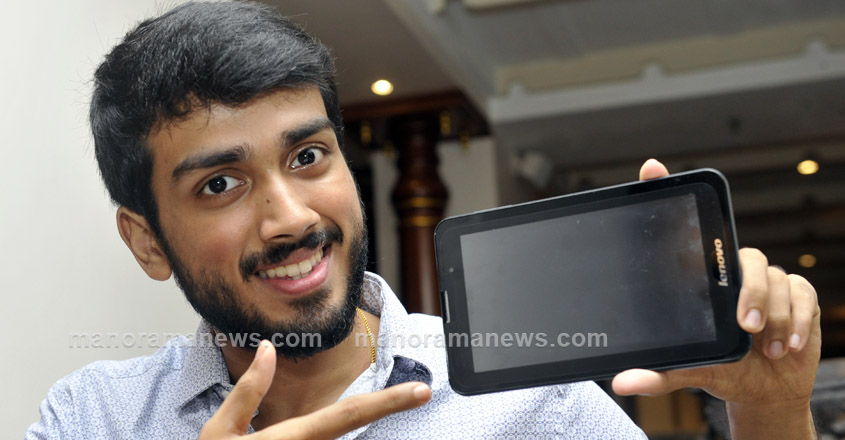KOCHI 2017 JANUARY  14    : Actor Kalidas with a tablet computer @ Josekutty Panackal 