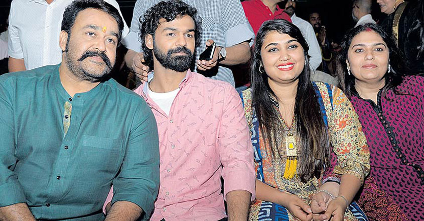 mohanlal-family-pic mohanlal-family-pic