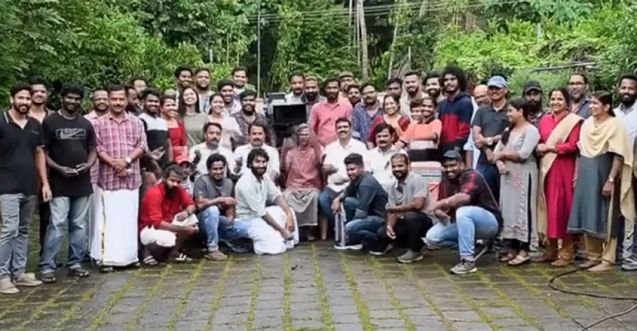 ‘ചാമ്പിക്കോ’... ട്രെൻഡിനൊപ്പം ഇന്ദ്രൻസും സംഘവും; വിഡിയോ