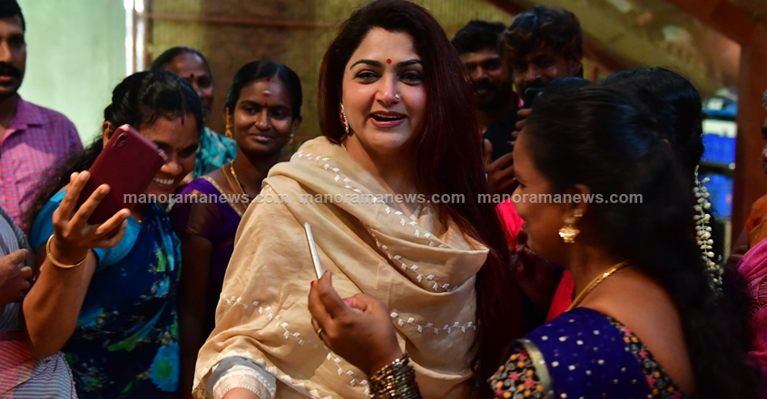 KOCHI 2023 FEBRUARY 14   :  Actress and politician  Kushbu with Tamil ladies  in Kochi Muziris Biennale venue . @ JOSEKUTTY PANACKAL / MANORAMA