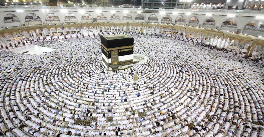 TOPSHOT - Muslim worshippers perform the evening (Isha) prayers at the Kaaba, Islam's holiest shrine, at the Grand Mosque in Saudi Arabia's holy city of Mecca on August 25, 2017, a week prior to the start of the annual Hajj pilgrimage in the holy city  / AFP PHOTO / BANDAR ALDANDANI