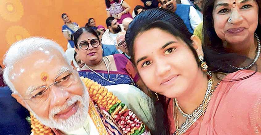 modi-gulf-girl-selfie modi-gulf-girl-selfie