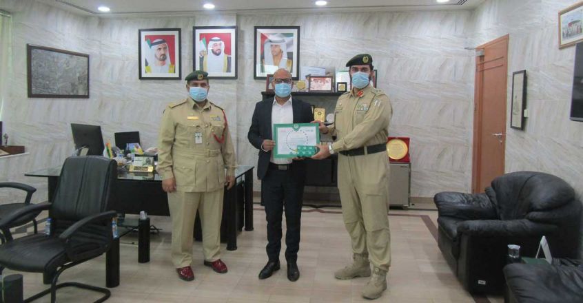 Dubai-Police-honour-Indian-for-returning-bag.jpg.image.845.440 Dubai-Police-honour-Indian-for-returning-bag.jpg.image.845.440