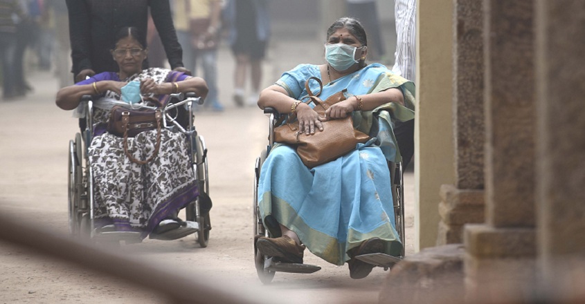 NEW DELHI, INDIA - NOVEMBER 12: Tourists using Protective masks to save themselves from inhaling Pollution particles at Qutub Minar, on November 12, 2017 in New Delhi, India. Air pollution levels skyrocketed by the hour in Delhi on Sunday, turning the air quality hazardous, which agencies consider unfit for inhalation even by healthy people. (Photo by Sanchit Khanna/Hindustan Times via Getty Images)