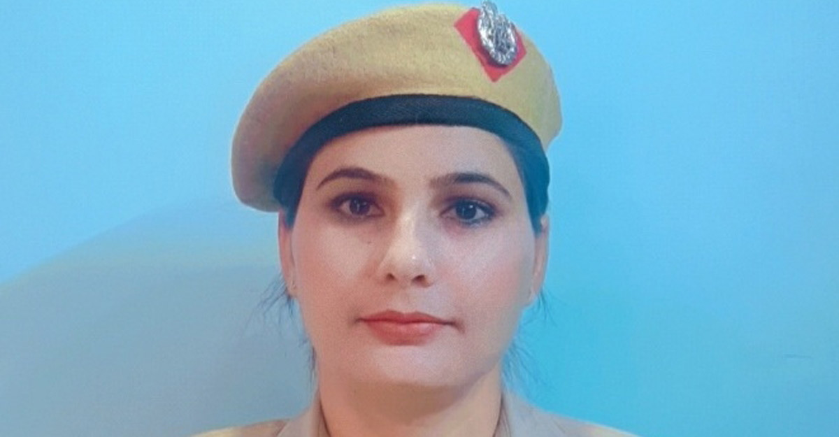 Woman Head Constable gets out of turn promotion for tracing 76 missing children. Woman Head Constable gets out of turn promotion for tracing 76 missing children.