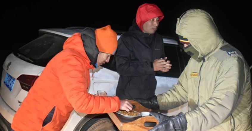 indian-army-helping-chinese-men indian-army-helping-chinese-men