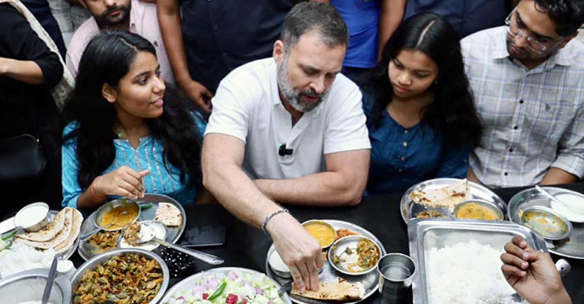 Rahul-Gandhi-visited-Delhi-University-hostel