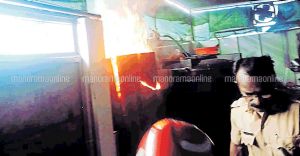ട്യൂബും ഫ്രിഡ്ജും കത്തിച്ച് തൃശൂരിൽ 'ഇടിവെട്ട് വൈദ്യുതി'; പരിഭ്രാന്തി ട്യൂബും ഫ്രിഡ്ജും കത്തിച്ച് തൃശൂരിൽ 'ഇടിവെട്ട് വൈദ്യുതി'; പരിഭ്രാന്തി
