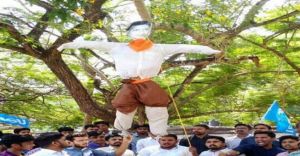 ‘ഗോഡ്സെയെ പരസ്യമായി തൂക്കിലേറ്റി’; തിരിച്ചടിച്ച് കെഎസ്യു; പ്രതിഷേധം കത്തുന്നു ‘ഗോഡ്സെയെ പരസ്യമായി തൂക്കിലേറ്റി’; തിരിച്ചടിച്ച് കെഎസ്യു; പ്രതിഷേധം കത്തുന്നു