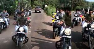 കല്യാണത്തിന് വരനൊപ്പം കൂട്ടുകാരുടെ ബൈക്ക് റാലി; ഇടിച്ചു കയറി കാർ; വിഡിയോ കല്യാണത്തിന് വരനൊപ്പം കൂട്ടുകാരുടെ ബൈക്ക് റാലി; ഇടിച്ചു കയറി കാർ; വിഡിയോ
