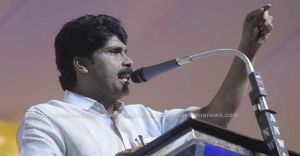 ഇറക്കുമതി വേണ്ടേ വേണ്ട; യുവാക്കളുടെ കടുംപിടുത്തം സിദ്ദീഖിന് തുണയാകുമോ? ഇറക്കുമതി വേണ്ടേ വേണ്ട; യുവാക്കളുടെ കടുംപിടുത്തം സിദ്ദീഖിന് തുണയാകുമോ?