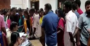 കേരള യൂണിവേഴ്സിറ്റി വക ഇരുട്ടടി; പ്രവേശനദിവസം വലഞ്ഞ് വിദ്യാർത്ഥികൾ കേരള യൂണിവേഴ്സിറ്റി വക ഇരുട്ടടി; പ്രവേശനദിവസം വലഞ്ഞ് വിദ്യാർത്ഥികൾ