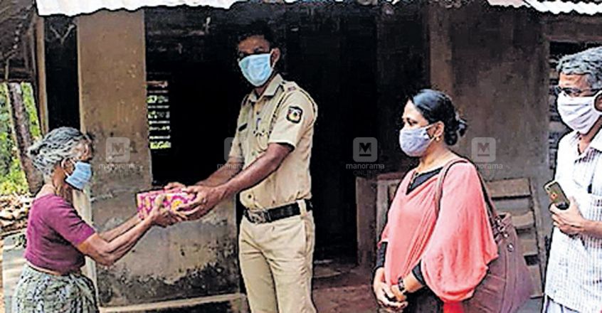palakkad-police-christmas-presents-radio.jpg.image.845.440 palakkad-police-christmas-presents-radio.jpg.image.845.440