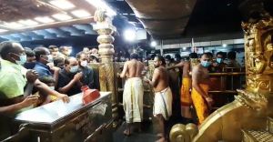 സമൃദ്ധിയുടെ നല്ല നാളേക്കായി അയ്യപ്പ ദർശനം; ശബരിമലയിൽ വിഷുക്കണി ദർശിച്ച് ഭക്തർ സമൃദ്ധിയുടെ നല്ല നാളേക്കായി അയ്യപ്പ ദർശനം; ശബരിമലയിൽ വിഷുക്കണി ദർശിച്ച് ഭക്തർ