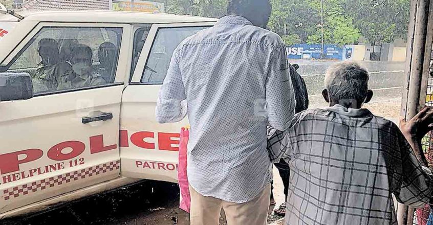 pathanamthitta-police-healping.jpg.image.845.440 pathanamthitta-police-healping.jpg.image.845.440