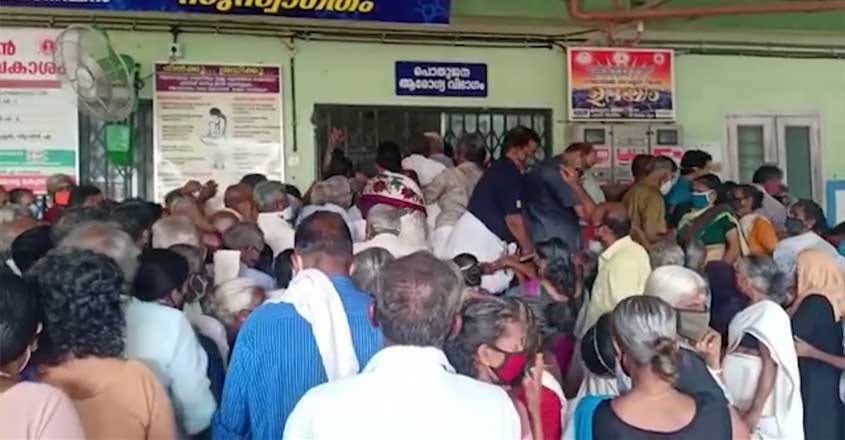 covid-vaccination-crowd covid-vaccination-crowd