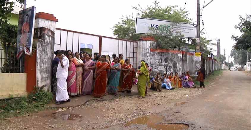 കൂലി വർധിപ്പിക്കണം; സമരത്തിലേക്ക് കശുവണ്ടിത്തൊഴിലാളികൾ kollam