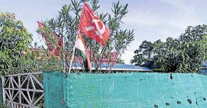 പാർട്ടി പതാകയ്ക്കു താഴെ ദേശീയ പതാക; ചിത്രങ്ങൾ സമൂഹ മാധ്യമങ്ങളിൽ; പൊലീസെത്തിയപ്പോൾ കാണാനില്ല പാർട്ടി പതാകയ്ക്കു താഴെ ദേശീയ പതാക; ചിത്രങ്ങൾ സമൂഹ മാധ്യമങ്ങളിൽ; പൊലീസെത്തിയപ്പോൾ കാണാനില്ല