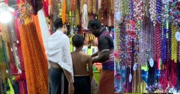 രുദ്രാക്ഷമാല, പുലിനഖമാല.. കൗതുകമായി ശബരിമലയിലെ വര്ണമാലകള് രുദ്രാക്ഷമാല, പുലിനഖമാല.. കൗതുകമായി ശബരിമലയിലെ വര്ണമാലകള്