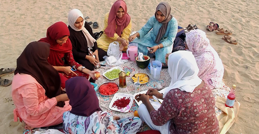 friendly-iftar-at-kozhikode-beach