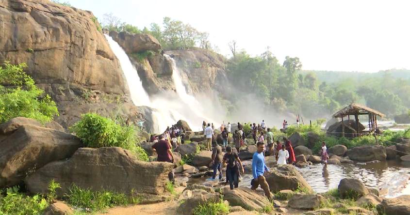 പൊള്ളുന്ന ചൂടില്‍ ശുഷ്കിച്ച് അതിരപ്പിള്ളി; നിരാശയില്‍ സഞ്ചാരിക ...