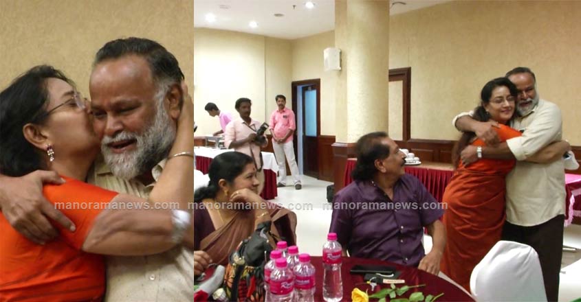 Together, the protagonists of ‘Madras Mail’;  Chandrakumar with tears in his eyes;  Warm |  1980s Actors and Actresses Meet for Malayalam Film Industry Reunion Malayalam News |  manoramanotizie |  Kerala news |  news from India |  national news |  Kerala Rain News |  Entertainment news