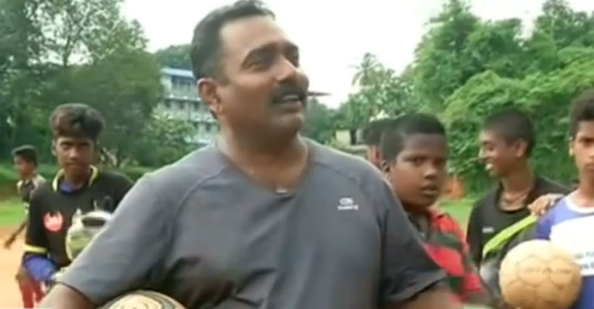 500 കുട്ടികൾക്ക് ഫുട്ബോൾ പരിശീലനം നൽകി സലിംകുട്ടി | Sports | Sports