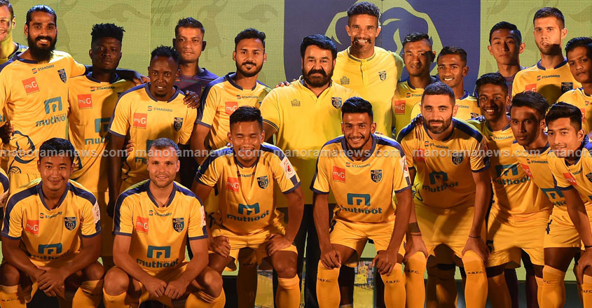 Kerala-Blasters-FC-players-with_ Kerala-Blasters-FC-players-with_