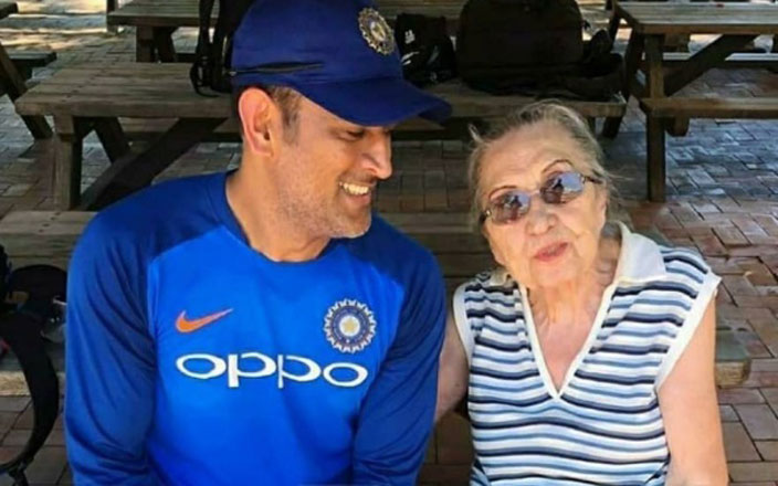 dhoni-fan3 dhoni-fan3