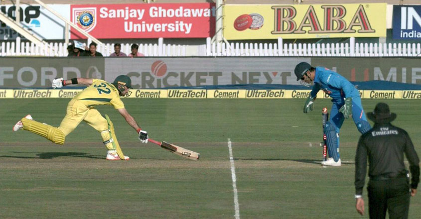 maxwell-dhoni maxwell-dhoni