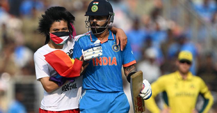 pitch-invader-stands-next-to-Kohli