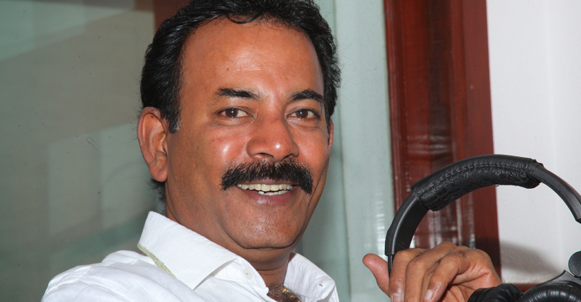 പിതാവിന്റെ ചികിത്സയ്ക്കായി പണം മാറ്റി; ഫീസ് അടക്കാൻ നേരിട്ടെത്തി മേജ