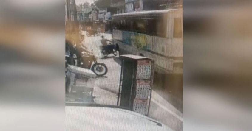 KSRTC bus rides a bike;  The Miraculous Escape: Video |  accident |  ksrtc |  bike accident |  viral video