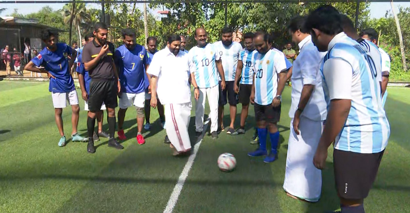 Emotions on the turf in Pullarikunn;  Pantuthatti Minister and Jos.K.  Hands too