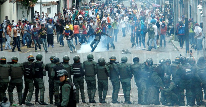 demonstrators-clash-venezuela demonstrators-clash-venezuela
