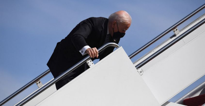 joe-biden--stumbling-up-stairs-of-air-force-one.jpg.image.845.440 joe-biden--stumbling-up-stairs-of-air-force-one.jpg.image.845.440