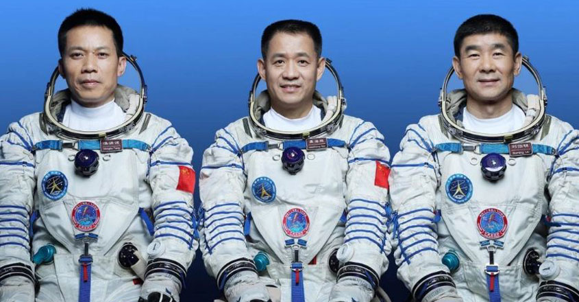 Three ‘ordinary people’ into space;  China about history