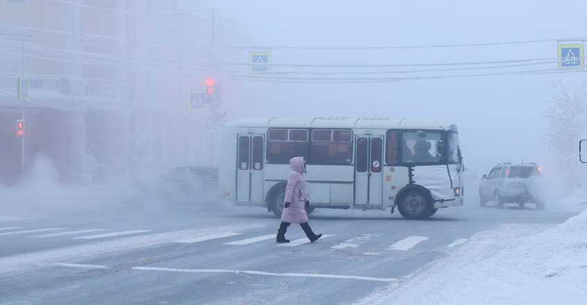 A pedestrian crosses a road on a frosty day in Yakutsk – (Photo : Reuters)