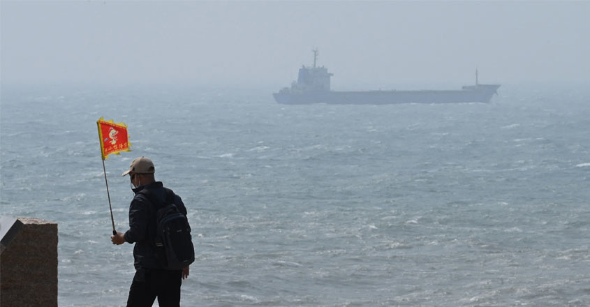 സൈനികാഭ്യാസത്തിനായി തയ്​വാന്‍ കടലിടുക്കിലേക്ക് എത്തിയ ചൈനീസ് യുദ്ധക്കപ്പല്‍, ചിത്രം : Reuters